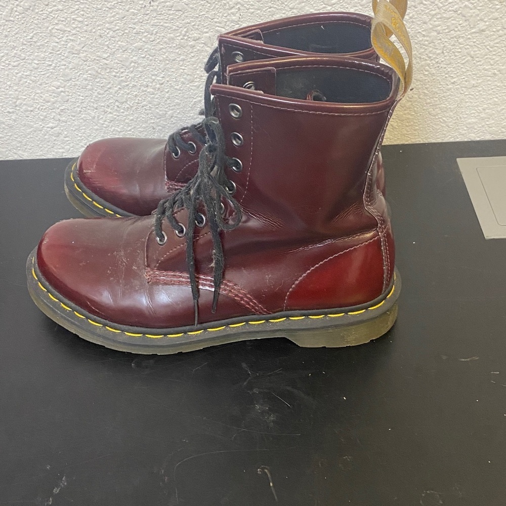 Dr. Martens 1460 Vegan 8-Eye boot in the Cherry Red Cambridge Rub Off color - Picture 2 of 5
